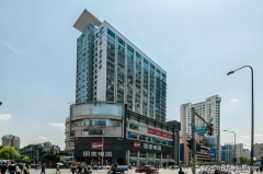 别值得一提的是项目采用的“呼吸式幕墙”系统